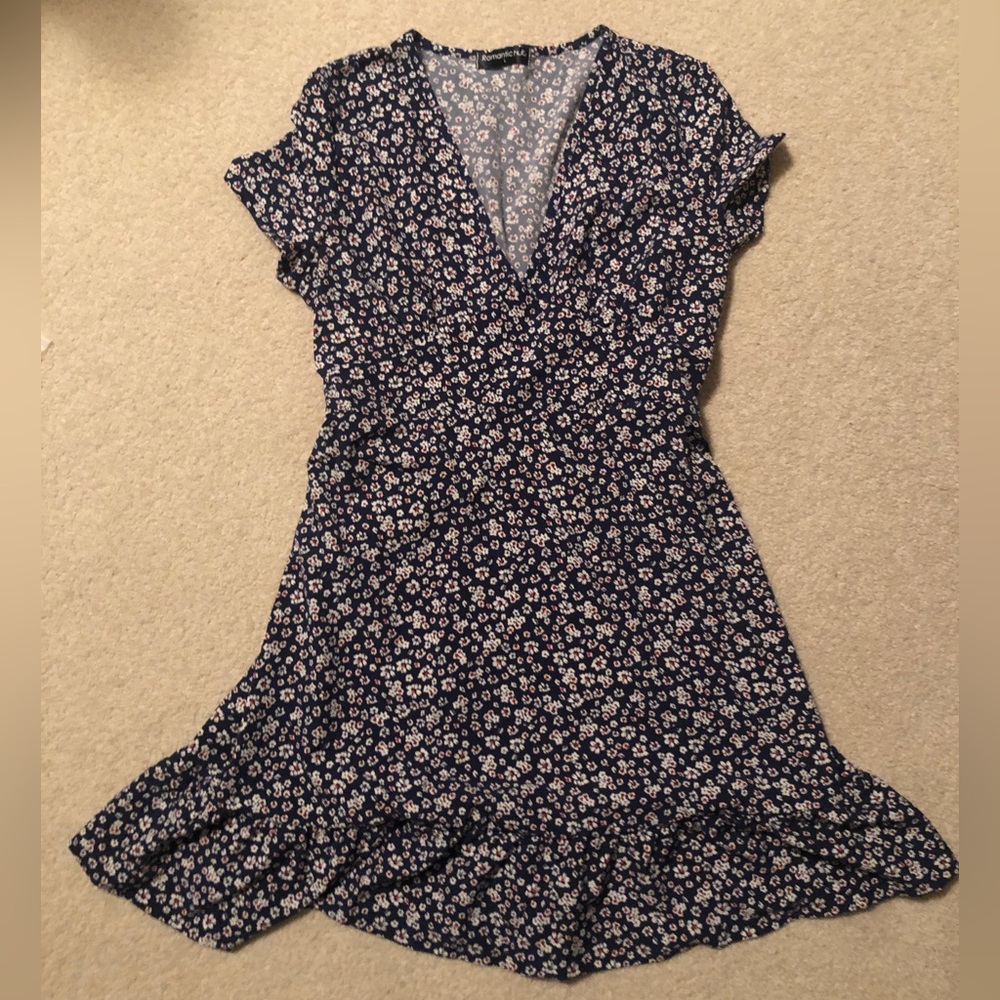 Romantichut slinky dress with delicate floral pattern